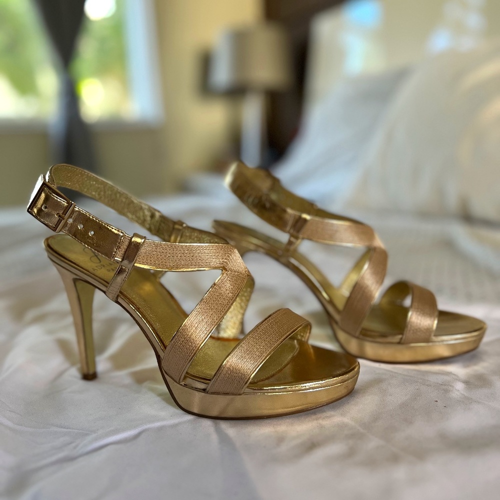 Adrianna Papell, metallic gold, size 7.5